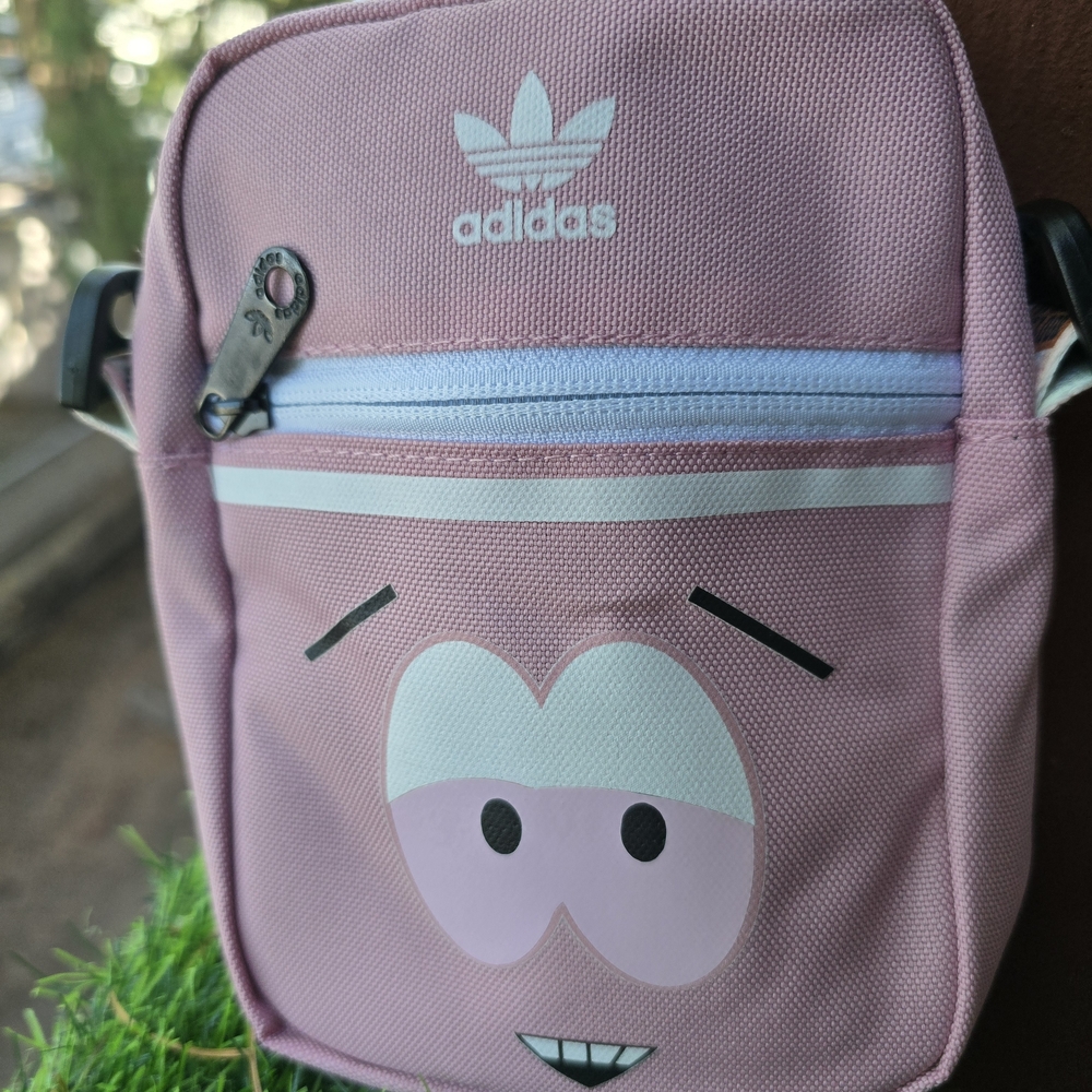 Adidas pink towel bag changes eye color in the sun